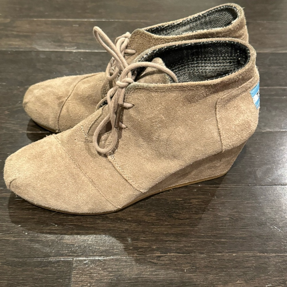 Tom’s Desert Suede Taupe Wedge Booties